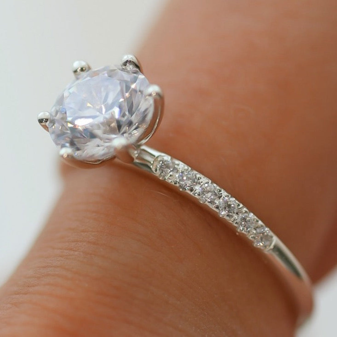 Adele 1,50 ct Förlovningsring med sidostenar i 18K Vitguld