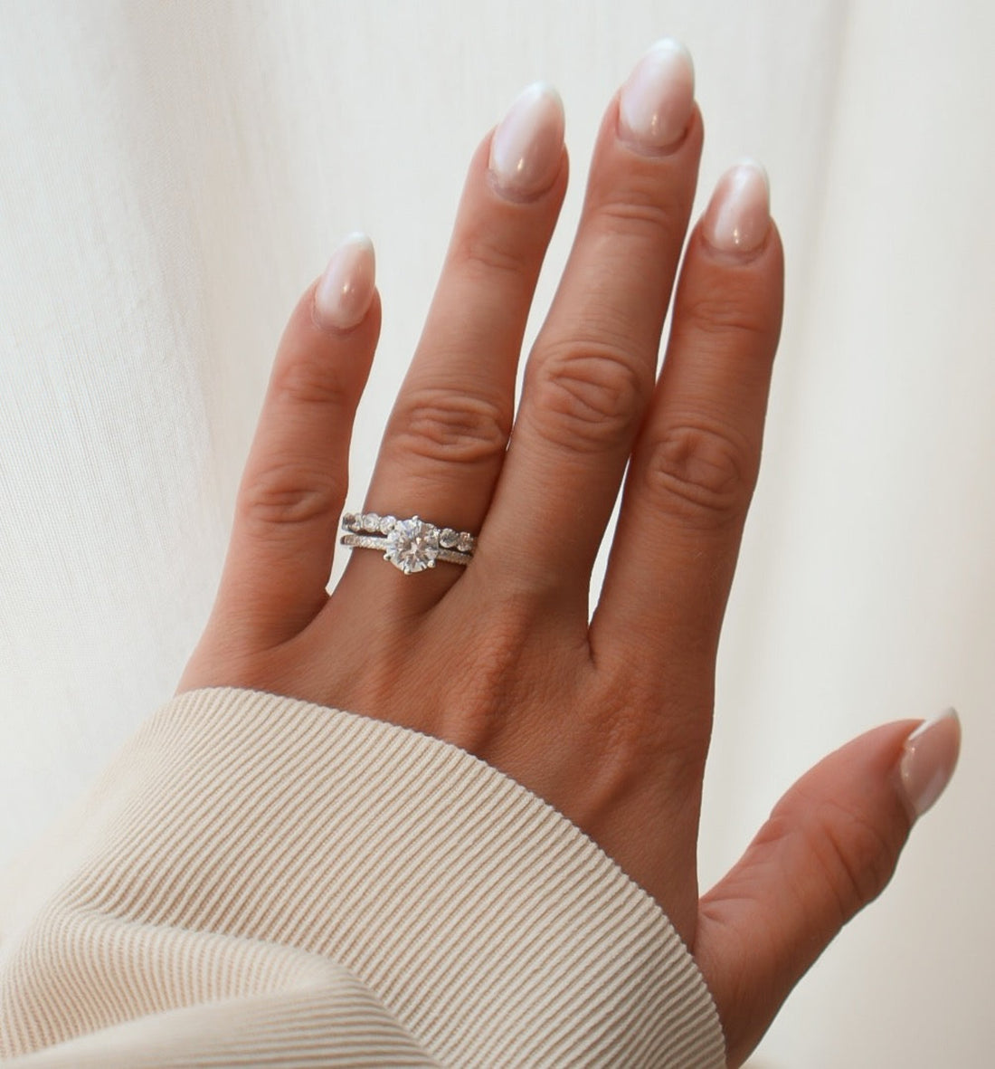 Adele 1,50 ct Förlovningsring med sidostenar i 18K återvunnet vitguld med vigselringen Petite Cherie 0,08 ct