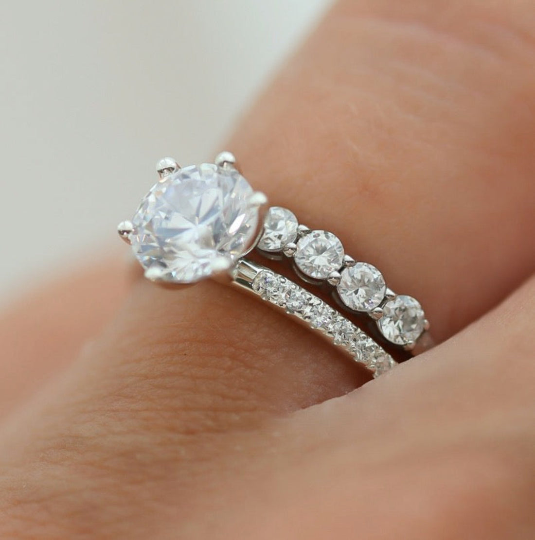 Adele 1,50 ct Förlovningsring med sidostenar i 18K återvunnet vitguld och Petite Cherie 0,08 ct vigselring