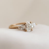 Allison-0_80-0_25-oval-pear-trestensring