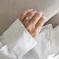 Claire-oval-vitguld-forlovningsring