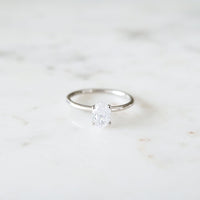 Claire-oval-vitguld-forlovningsring