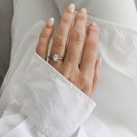 Claire-oval-vitguld-forlovningsring