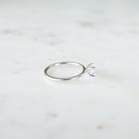 Claire-oval-vitguld-forlovningsring