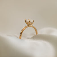 Claire Oval Cut med Hidden Halo Förlovningsring