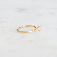 Claire-oval-cut-0,60-rodguld-forlovningsring