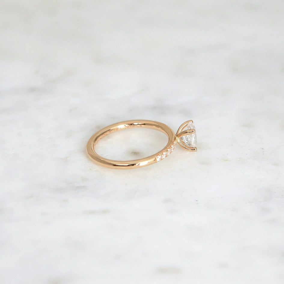 Claire-oval-cut-0_60-rodguld-sidostensring