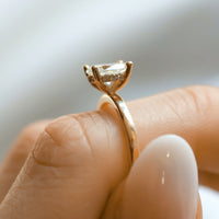 Claire Oval Cut med Hidden Halo Förlovningsring