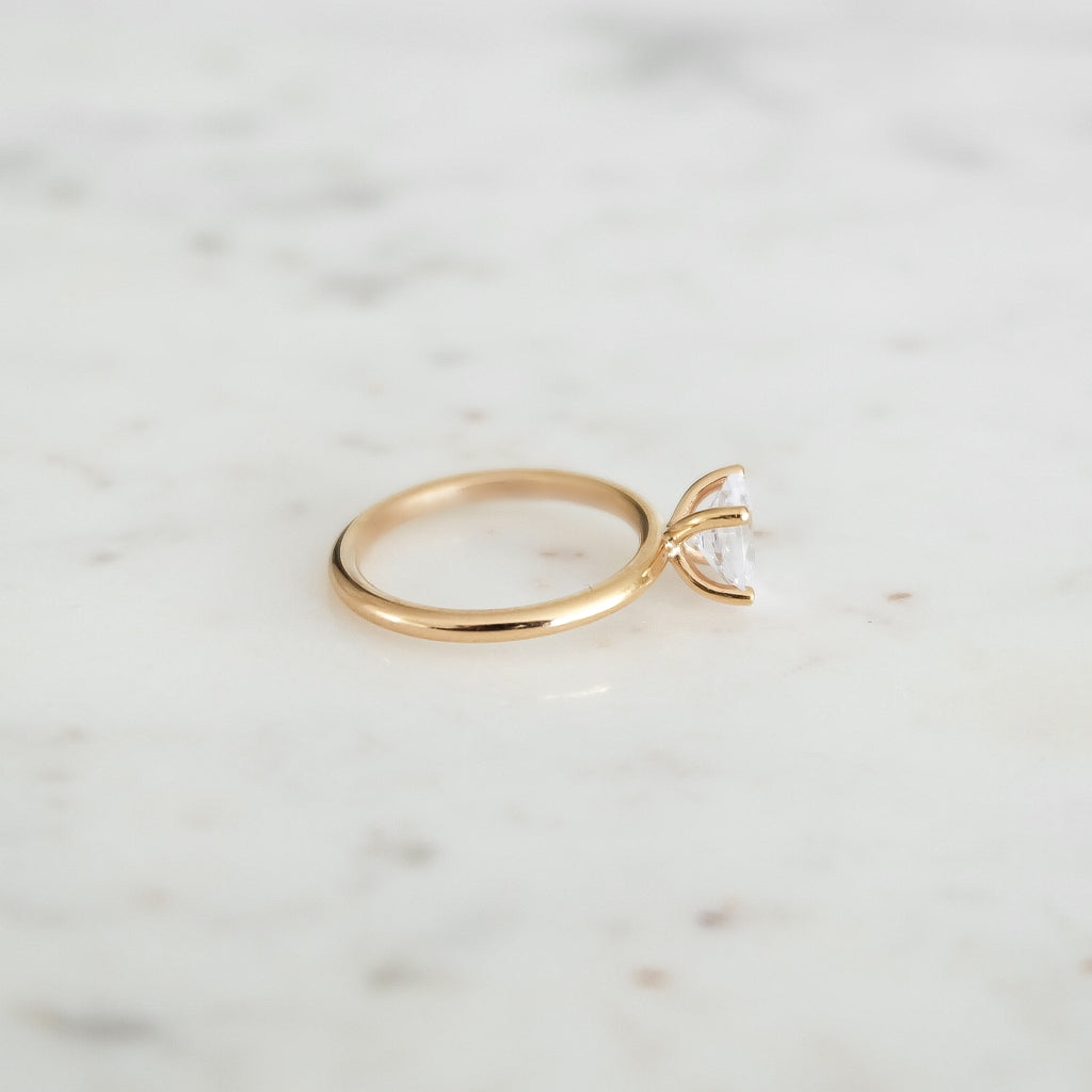 Ernst Forssell Collectées Claire Oval Cut 0,80 ct Förlovningsring