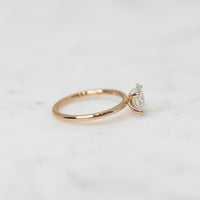 Claire-oval-cut-1_00-rodguld-forlovningsring-1