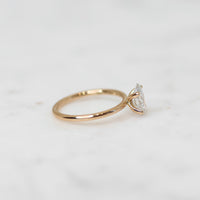 Claire-oval-cut-1_00-rodguld-forlovningsring-1