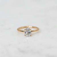 Claire-oval-cut-1_00-rodguld-forlovningsring