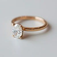 Claire-oval-cut-hidden-halo-forlovningsring-vigselring