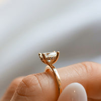 Claire-oval-cut-hidden-halo-solitarring-forlovningsring