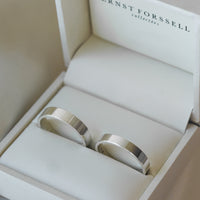 Dorian-4mm-5mm-vitguld-forlovningsring