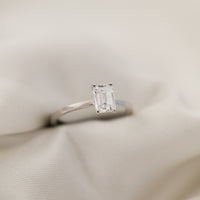 Ella Emerald Cut Förlovningsring