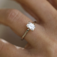 Ella Emerald Cut Förlovningsring
