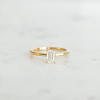 Ella-emerald-cut-solitarring-forlovningsring