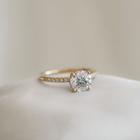 Florens Förlovningsring med sidostenar och Hidden Halo