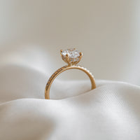 Florens Förlovningsring med sidostenar och Hidden Halo