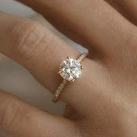 Florens Förlovningsring med sidostenar och Hidden Halo