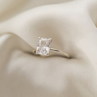 Kate-radiant-2_60-vitguld-forlovningsring-4