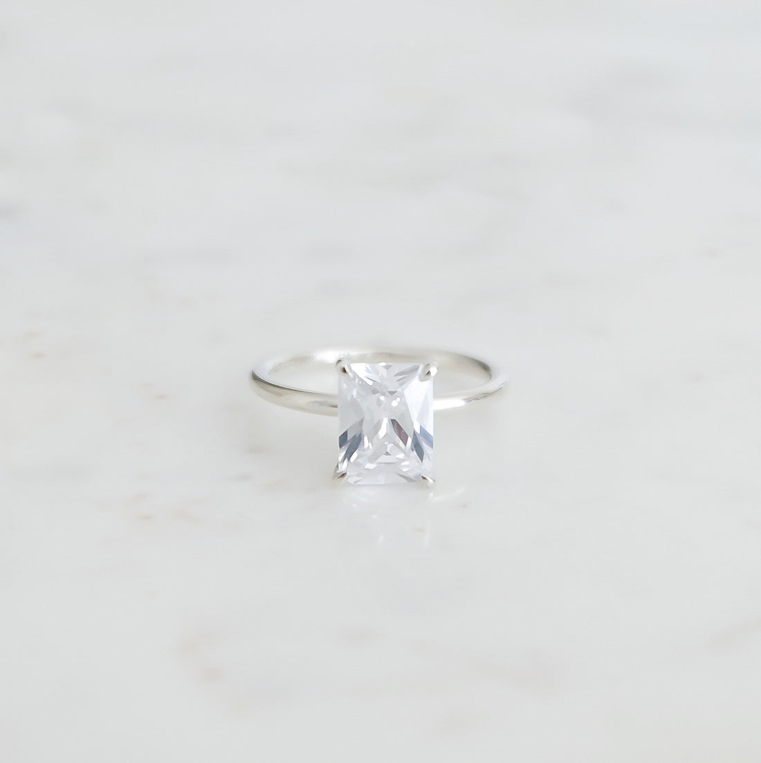 Kate-radiant-cut-vitguld-forlovningsring