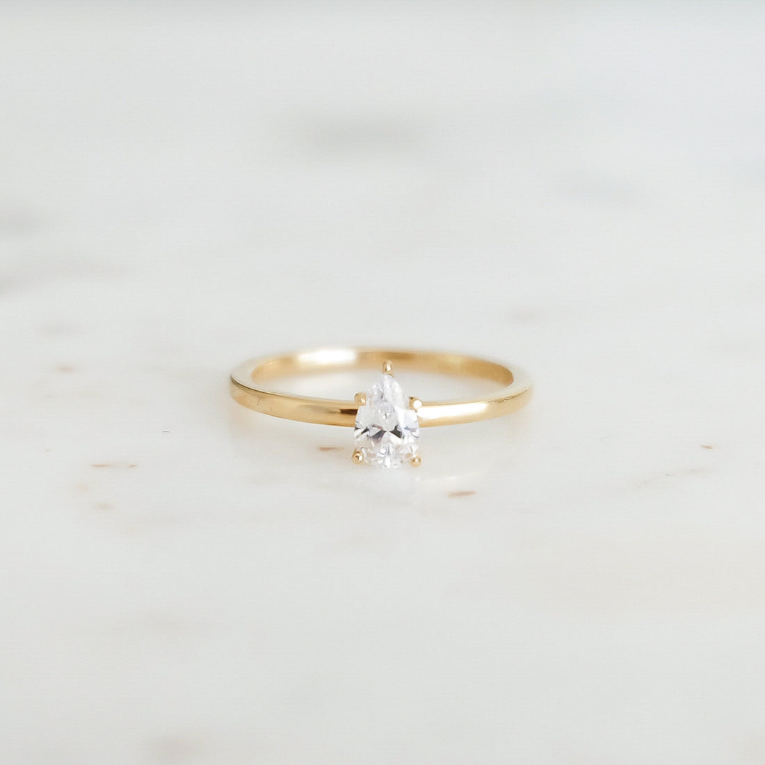 Lucie-pear-cut-0_40-rodguld-forlovningsring