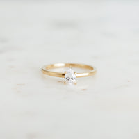 Lucie-pear-cut-0_40-rodguld-forlovningsring