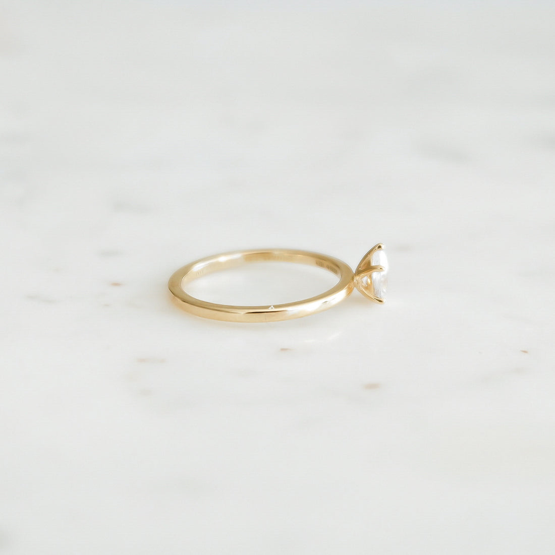 Lucie-pear-cut-0_40-rodguld-forlovningsring