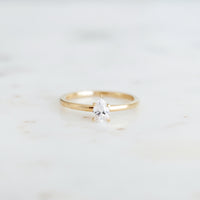 Ernst Forssell Collectées Lucie Pear Cut 0,40 ct Förlovningsring