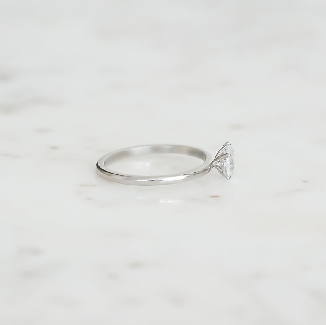 Lucie-pear-cut-0_40-vitguld-forlovningsring