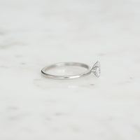 Lucie-pear-cut-0_40-vitguld-forlovningsring