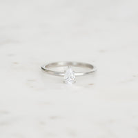 Ernst Forssell Collectées Lucie Pear Cut 0,40 ct Förlovningsring