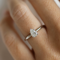 Lucie-pear-cut-0_70-ct-vitguld-forlovningsring