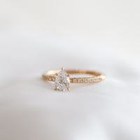 Lucie-pear-cut-0_70-rodguld-forlovningsring