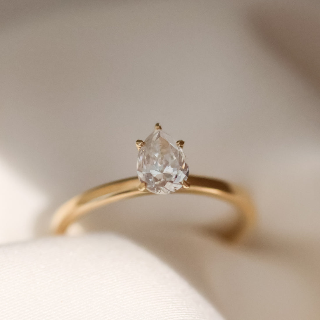 Lucie-pear-cut-0_70-rodguld-forlovningsring-