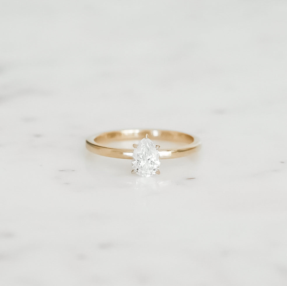 Ernst Forssell Collectées Lucie Pear Cut 0,70 ct Förlovningsring