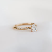 Lucie-pear-cut-0_70-rodguld-forlovningsring