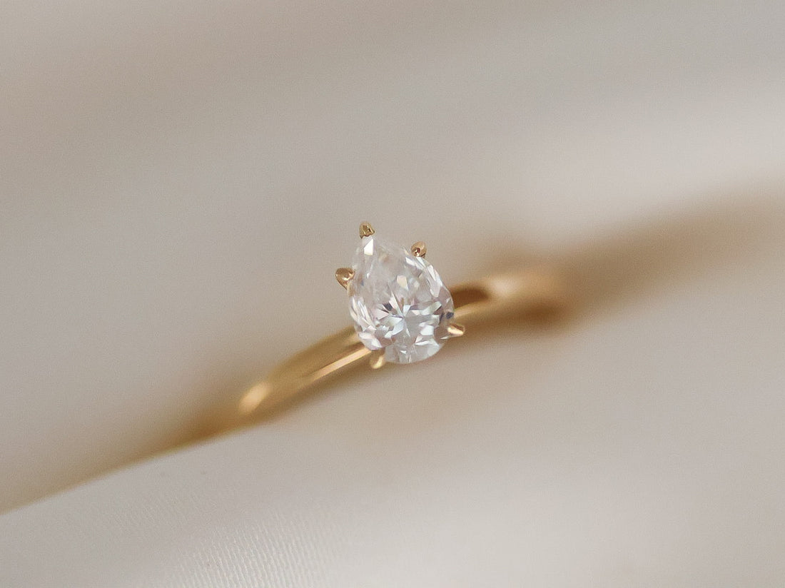 Ernst Forssell Collectées Lucie Pear Cut 0,70 ct Förlovningsring