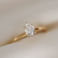 Ernst Forssell Collectées Lucie Pear Cut 0,70 ct Förlovningsring