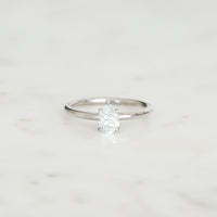 Lucie-pear-cut-0_70-vitguld-forlovningsring