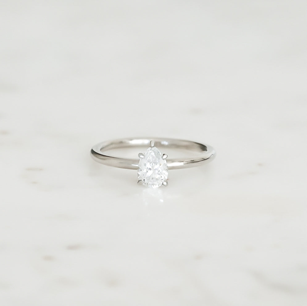 Ernst Forssell Collectées Lucie Pear Cut 0,70 ct Förlovningsring