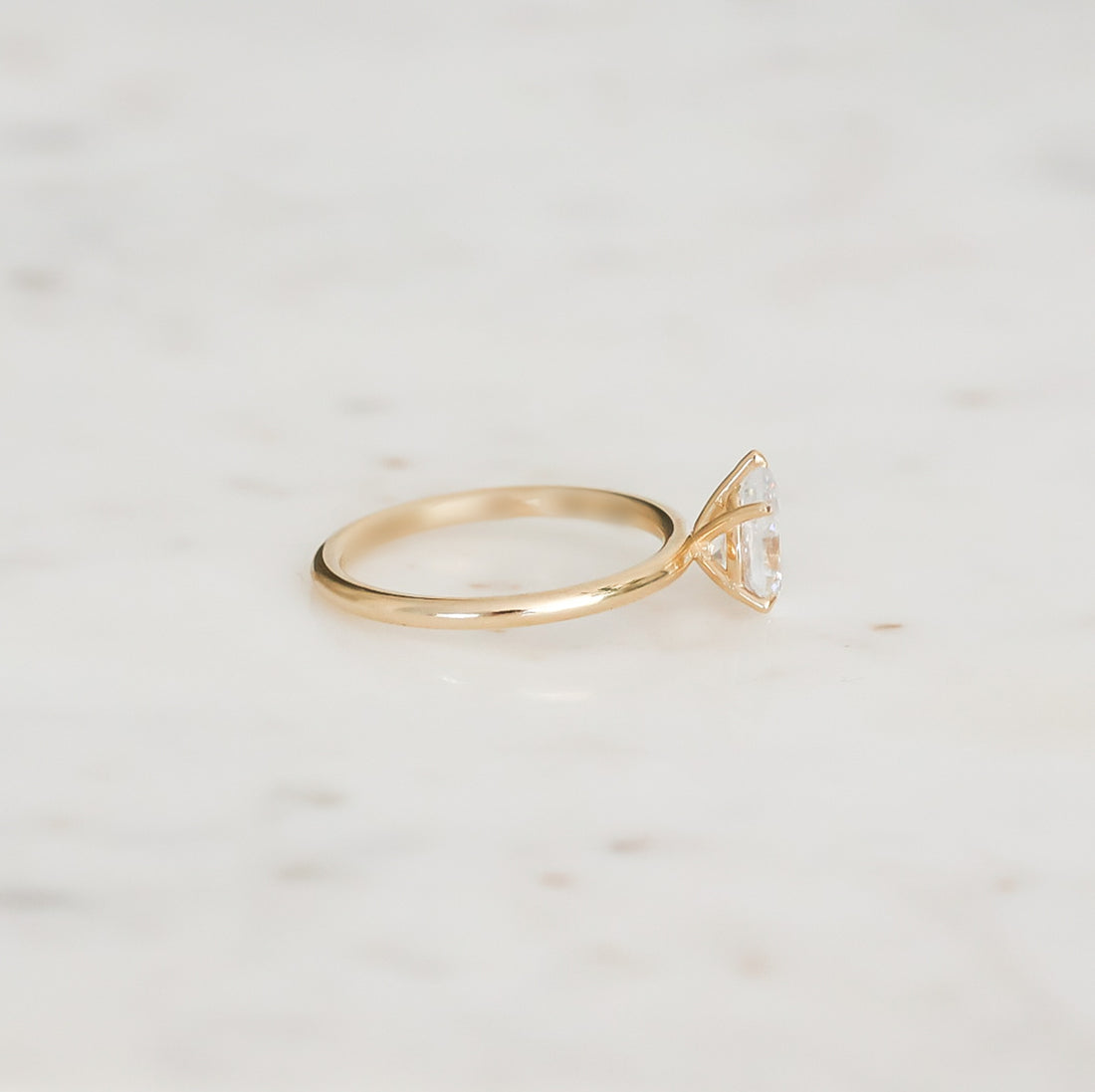 Lucie-pear-cut-1_10-rodguld-forlovningsring