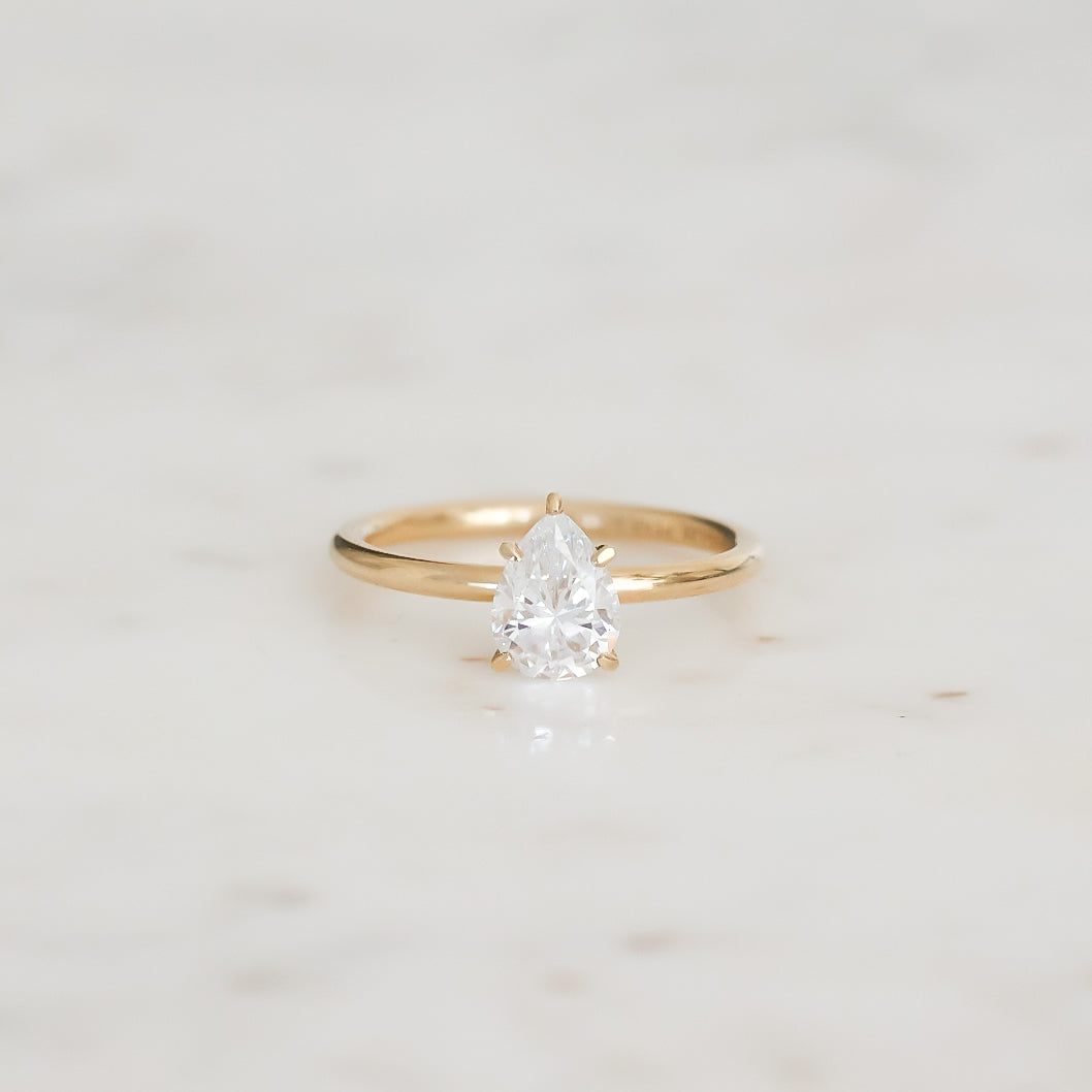 Lucie-pear-cut-1_10-rodguld-forlovningsring
