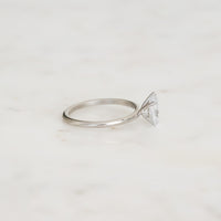 Lucie-pear-cut-1_10-vitguld-forlovningsring