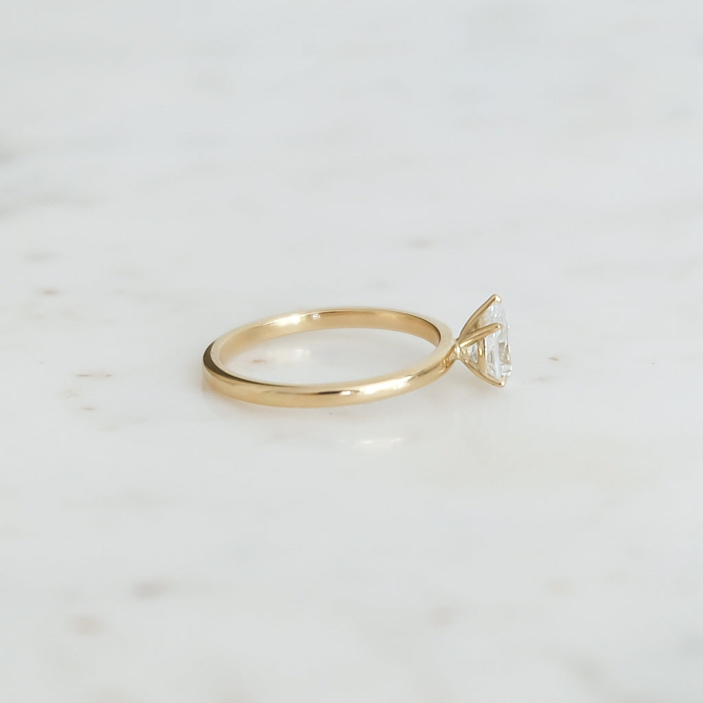 Lucie-pear-cut-0_70-rodguld-forlovningsring-