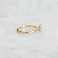 Lucie-pear-cut-0_70-rodguld-forlovningsring-