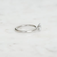 Analyzing image Luice-pear-cut-0_70-vitguld-forlovningsring