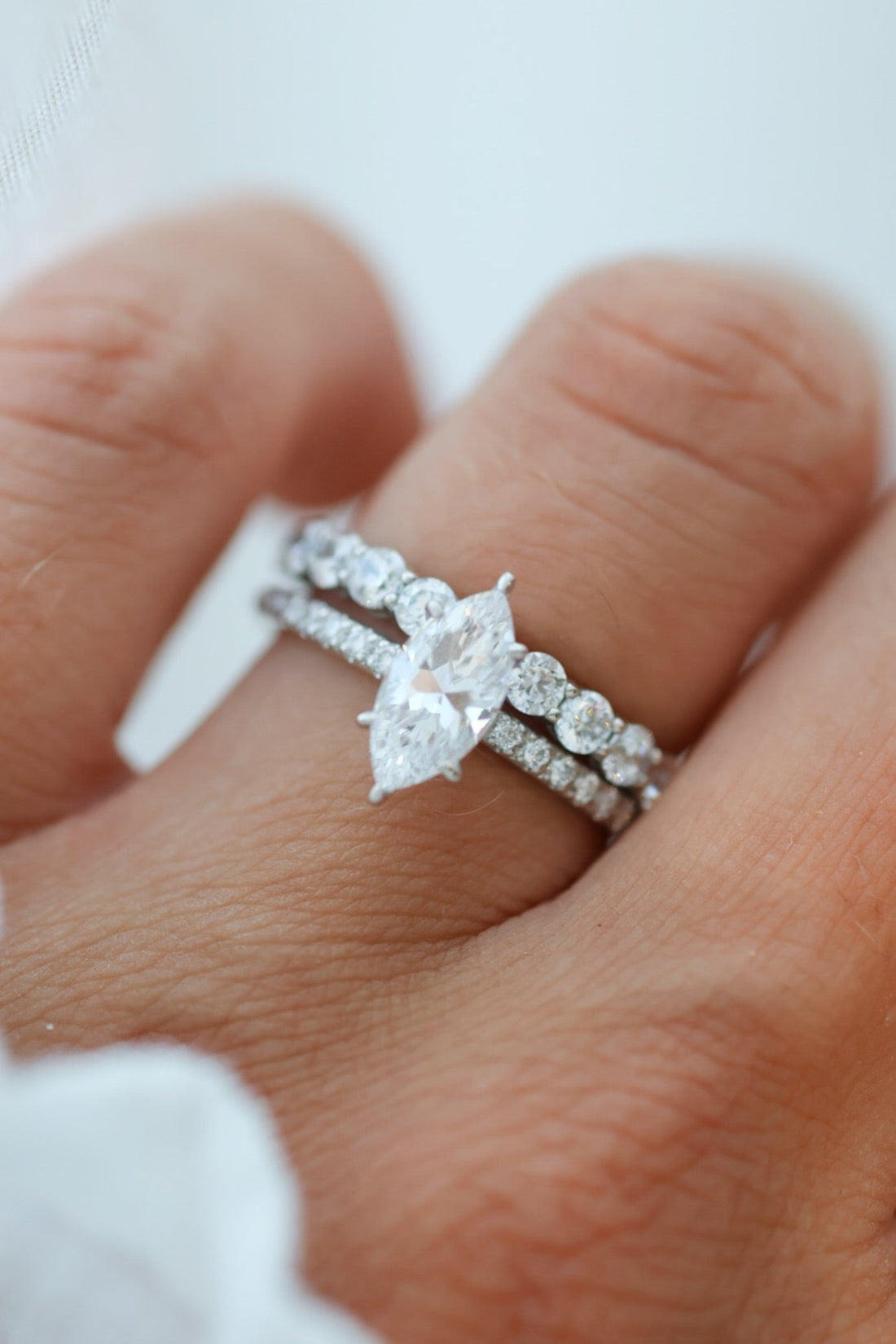 Madison Marquise 1,00 ct med sidostenar med Petite Cherie 0,08 ct i 18K Vitguld